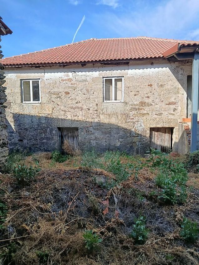 Imagem Fachada de  moradia independente em Curros