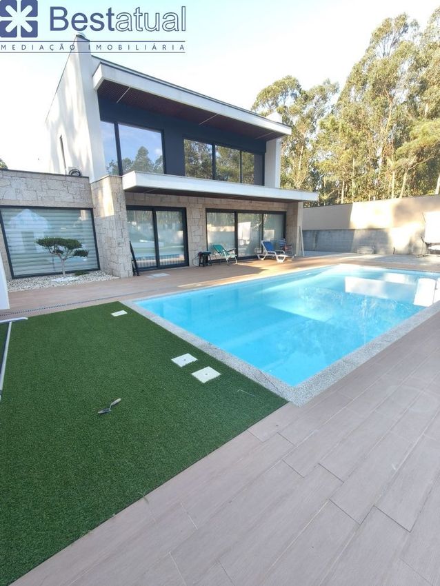 Imagem Piscina de  moradia independente em Laúndos