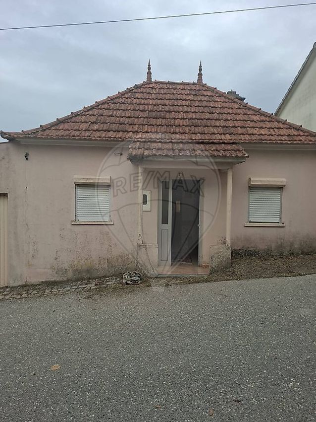 Imagem Fachada de  moradia independente em Casal dos Ramos