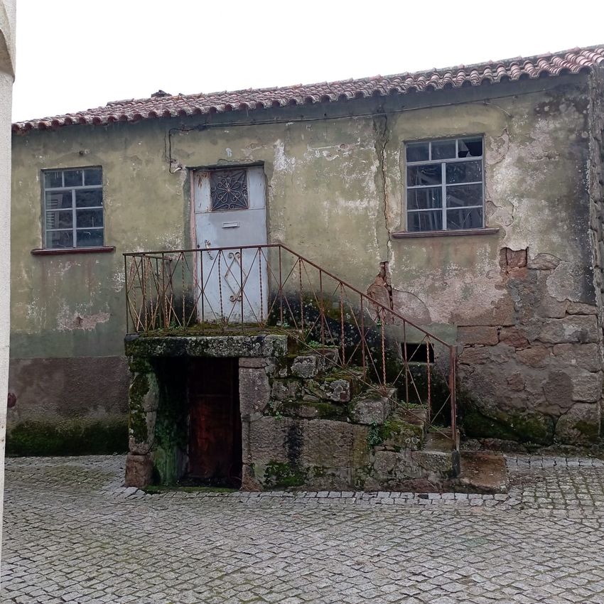 Зображення Фасад,  будинок на дві сім'ї, Rua do Mogadouro / Terreiro, 6360-103, Mesquitela, Celorico da Beira б/н