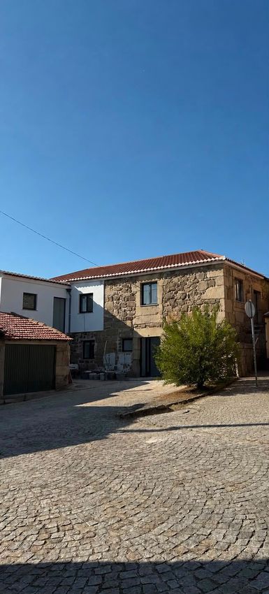 Imagem Fachada de  moradia independente em Largo das Cortês, 12