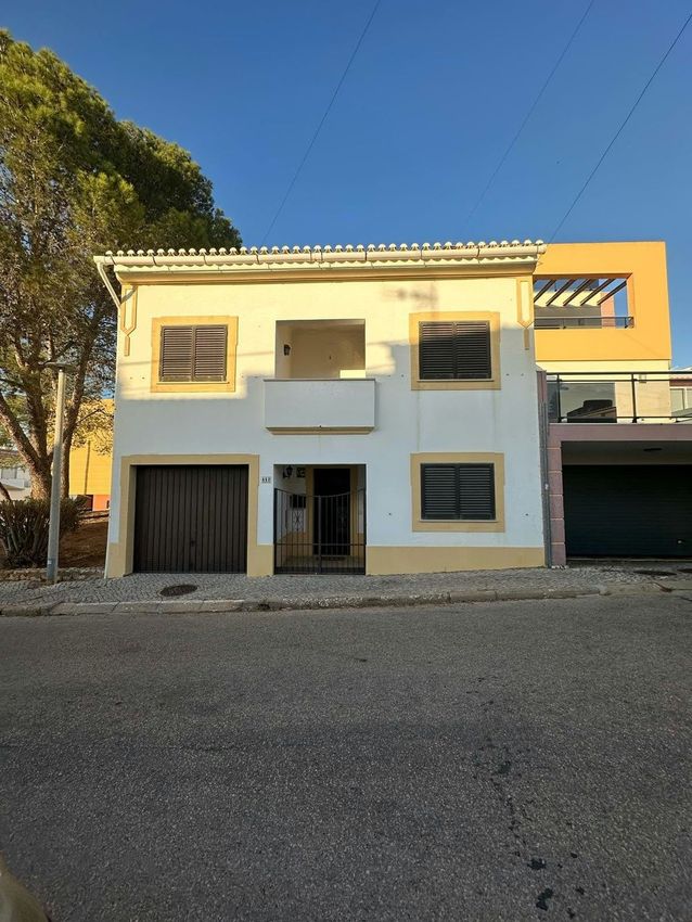 Imagem Fachada de  moradia geminada em Rua dos Açores, 52 n