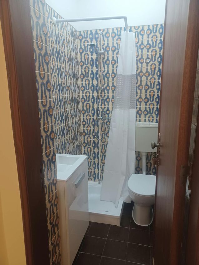 Imagem Casa de banho de quarto em Rua principal em linda a velha, 27