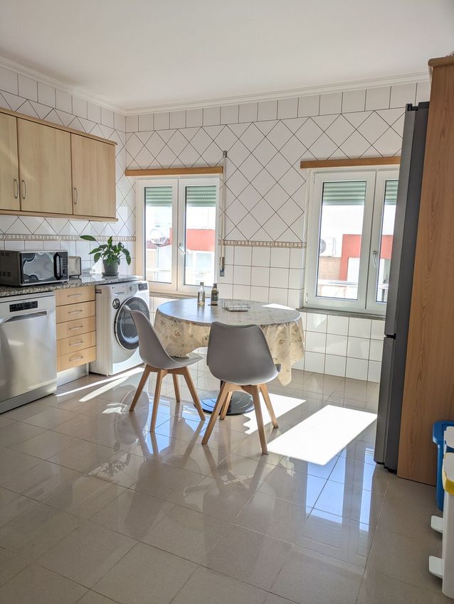 Imagem Cozinha de apartamento t2 em Avenida Antero de Quental, 24