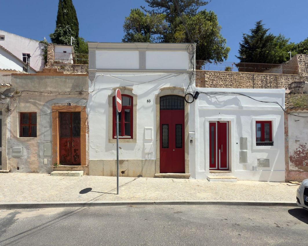 Imagem Fachada de  moradia geminada em Rua Martim Moniz, 65