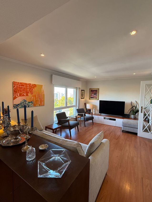 Imagem Sala de estar de apartamento t2 em Rua Professor Prado Coelho, 46