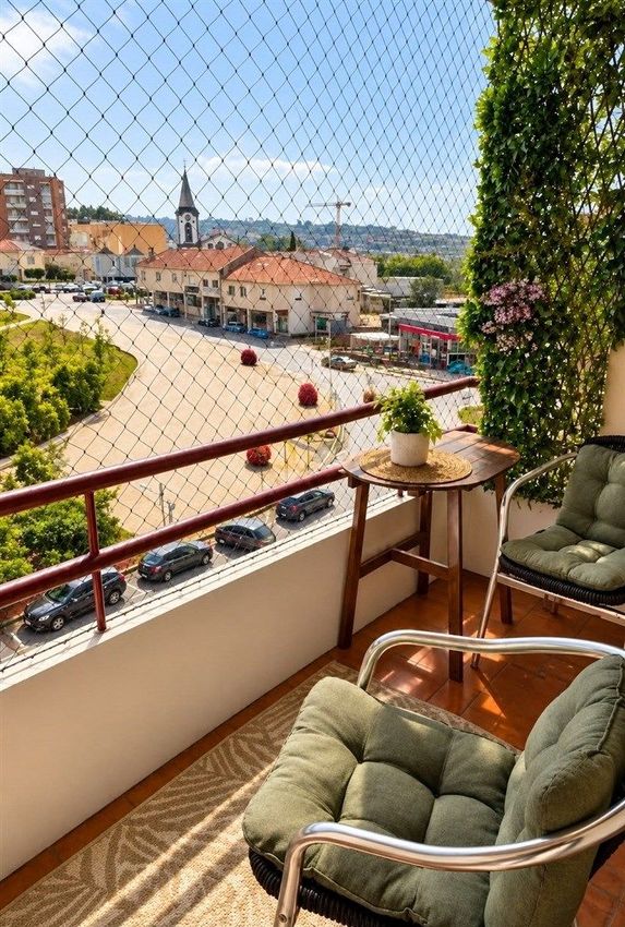Imagem Varanda de apartamento t3 em Rua da Igreja, 47