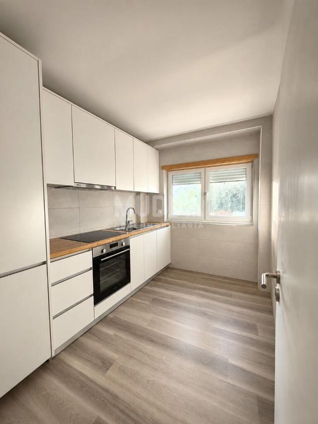 Imagem Cozinha de apartamento t1 em Rua Doutor Raúl Teixeira