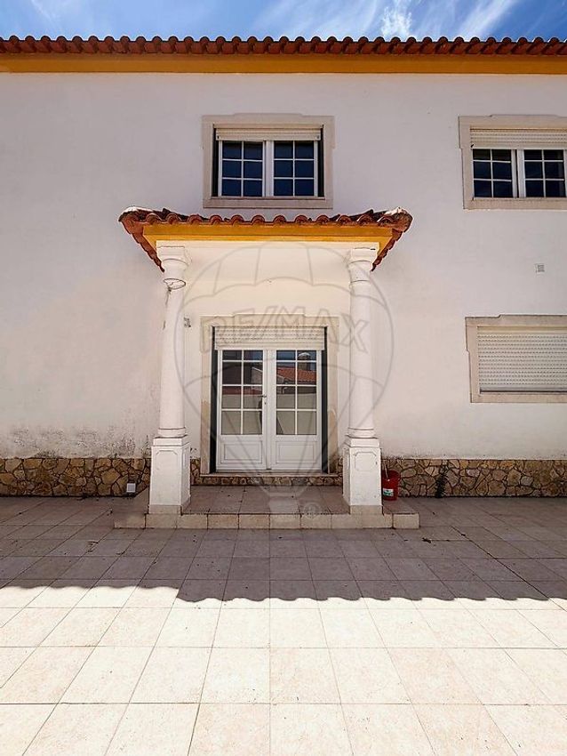 Imagem Fachada de  moradia independente em Rua da Serra