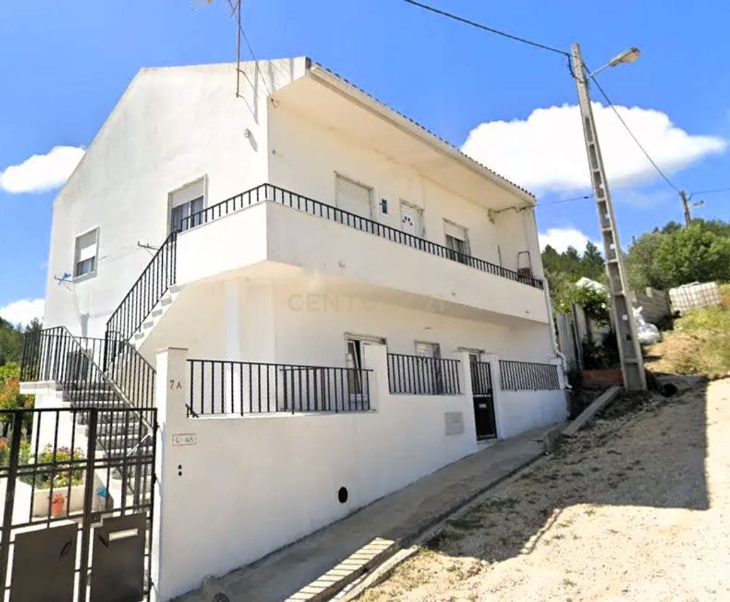 Imagem Fachada de  moradia independente em Rua Dom Dinis, 7 e 7a