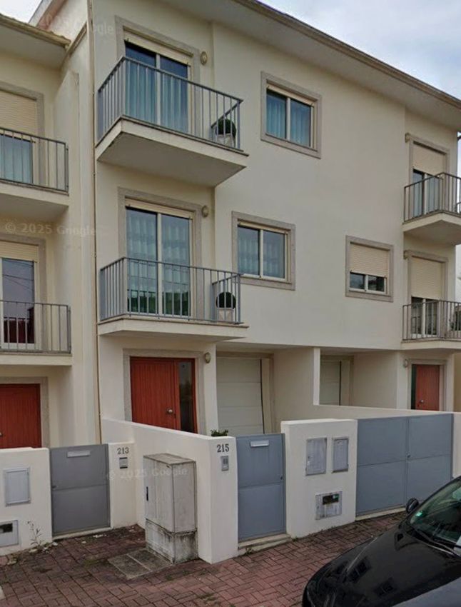 Imagem Fachada de  moradia geminada em Rua Rodrigo da Fonseca Magalhães, 215