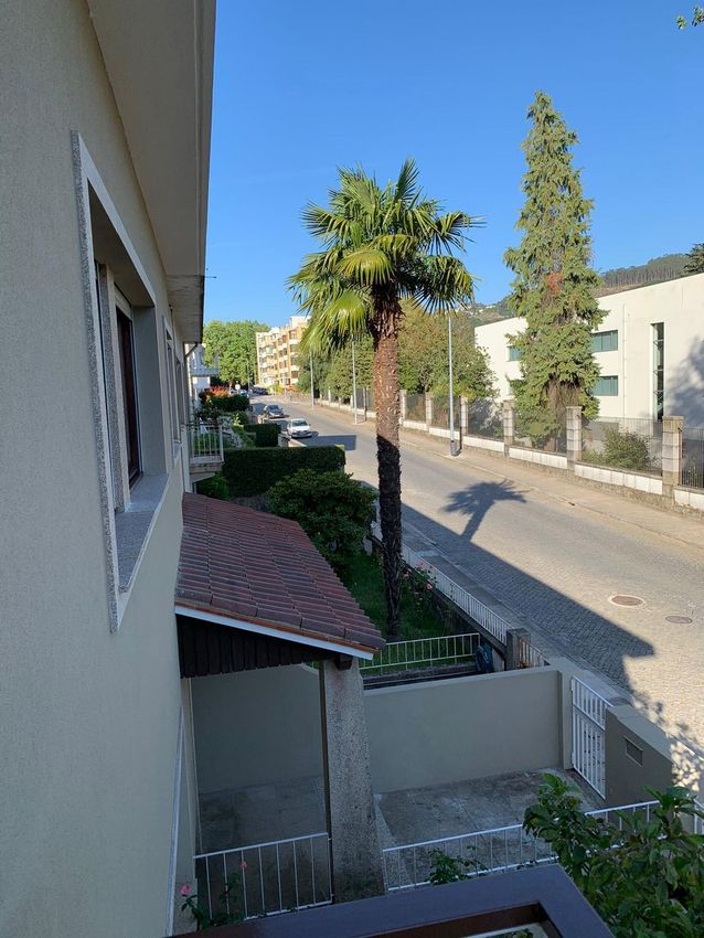 Imagem Fachada de  andar de moradia em Rua Doutor Carlos Malheiro Dias, 167