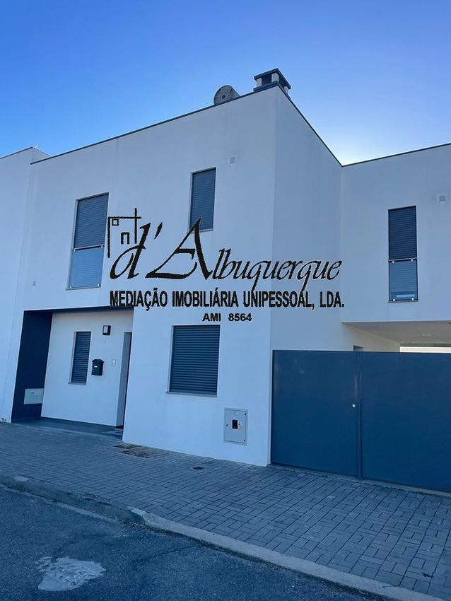 Imagem Fachada de  moradia em banda em Ponte de Sor