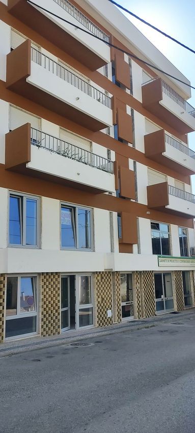 Imagem Fachada de duplex em Rua Doutor Henrique Coimbra, 6 R/c Esq
