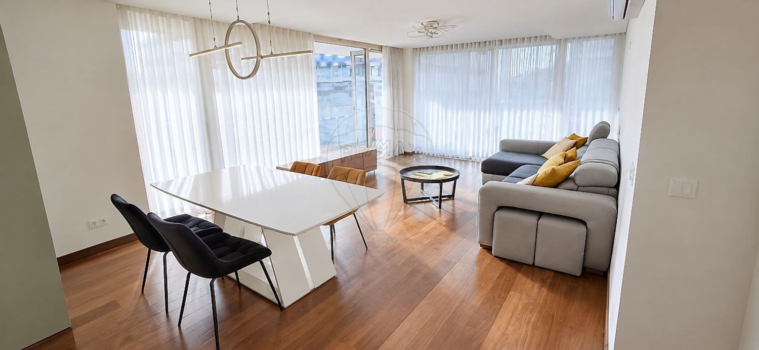 Imagem Sala de estar de apartamento t3 em Rua Cristovão Pinho Queimado
