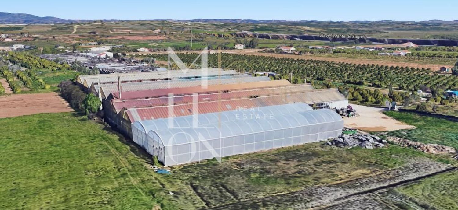 Imagem Piscina de terreno em Lameiras