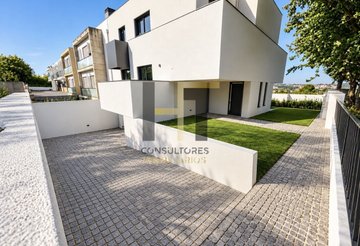 House Sale: at Rua Nova Do Olheiro, Maia