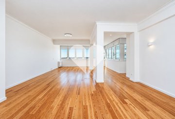 Flat Rental: at Rua Carlos Calisto, Lisboa